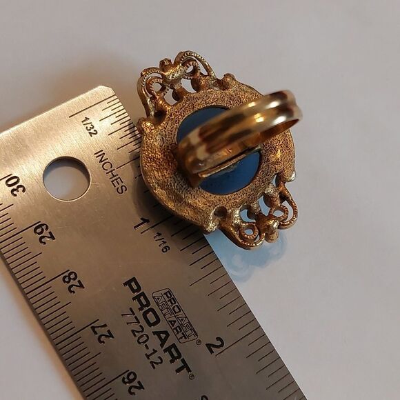 Lovely Vtg Victorian Style Large Blue Cabochon and Faux Pearl Ornate Ring Sz  8 - Picture 5 of 6